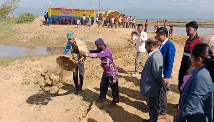 ফসলরক্ষা বাঁধের কাজ উদ্বোধন