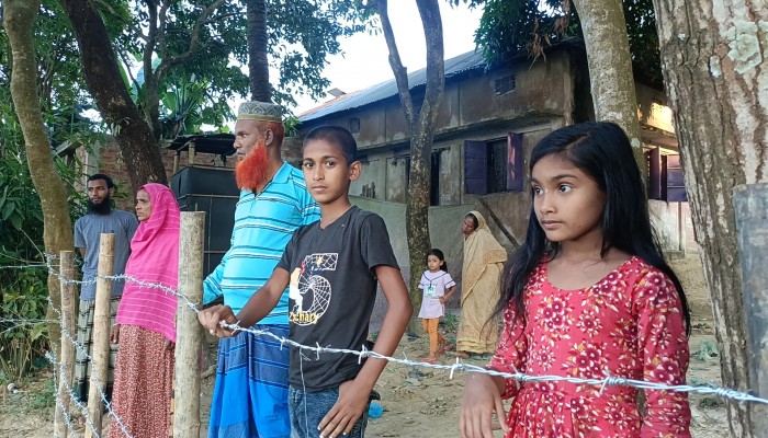 কাঁটাতারে অবরুদ্ধ তিন পরিবার