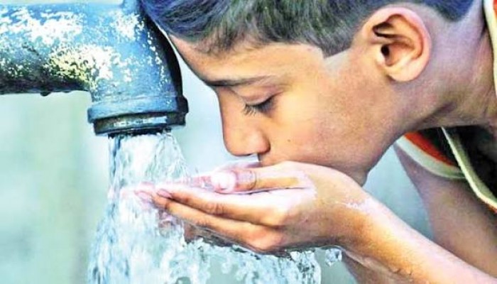 খাওয়ার পানির সন্ধানে হাওরের শিশু