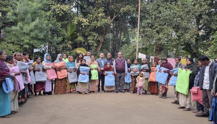 বিশ্বম্ভরপুরে শীতার্তদের মাঝে কম্বল বিতরণ করলেন ইউএনও