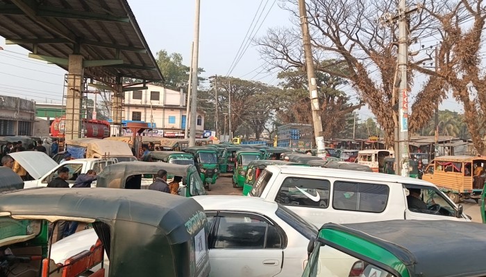 পাম্পে গ্যাস না পেয়ে সড়কে শত শত সিএনজি’র জট, জনভোগান্তি চরমে