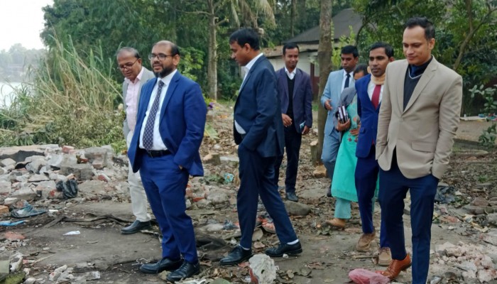 লঞ্চঘাটে দখলমুক্ত সরকারি ভূমি পরিদর্শন করলেন জেলা প্রশাসনের কর্মকর্তারা