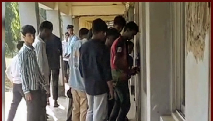 শ্রেণিকক্ষে তালা দিলো বিএনপি নেতার ছেলে