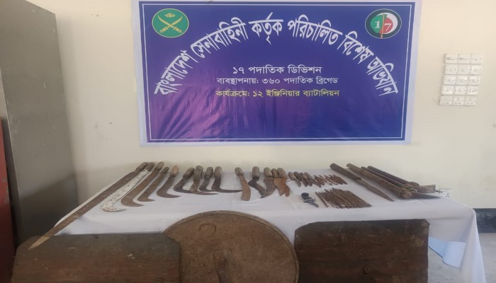 মধ্যনগরে সেনাবাহিনীর অভিযানে বিপুল পরিমাণ দেশীয় অস্ত্র উদ্ধার