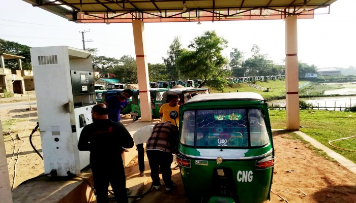 ফিলিং স্টেশনে গ্যাস সংকট,  জনমনে অসন্তোষ