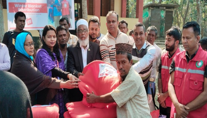 শ্রীনাথপুরে রেড ক্রিসেন্টের উদ্যোগে শীতবস্ত্র বিতরণ