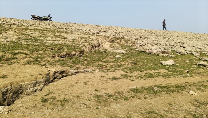 কাজ শেষ হওয়ার আগেই বাঁধে ধস ও ফাটল, শঙ্কায় কৃষক