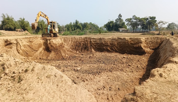ফসলি জমির মাটি কেটে বাঁধ নির্মাণ