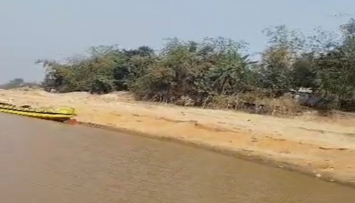 বালুখেকোদের তান্ডবে হুমকিতে অদ্বৈত জন্মধাম কমপ্লেক্স ও সড়ক