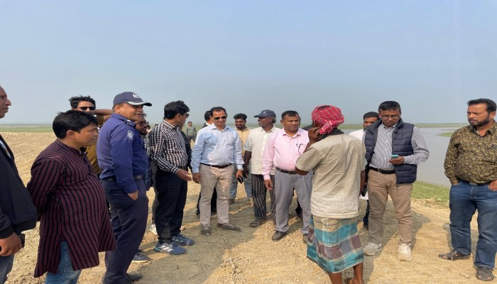 ফসলরক্ষা বাঁধ পরিদর্শনে এমপি কামরুজ্জামান কামরুল