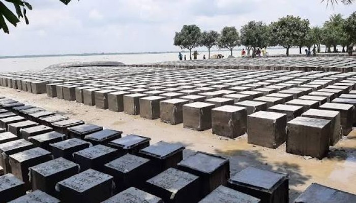 জগন্নাথপুরে সড়কের ব্লক নির্মাণে নিম্মমানের পাথর ব্যবহারের অভিযোগ