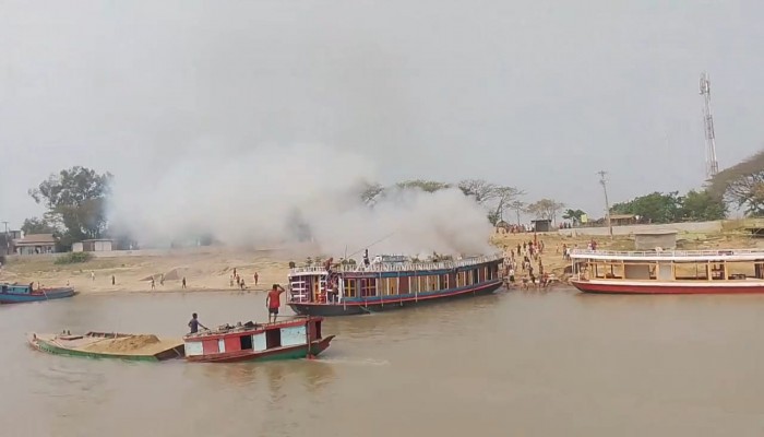 হাউজবোটে অগ্নিকান্ড, পুড়ে গেছে সরঞ্জাম