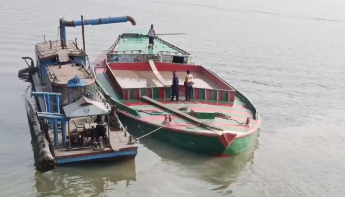 পাড় কেটে বালু উত্তোলন : ড্রেজার ও বাল্কহেডসহ ৩ জনকে ধরিয়ে দিল জনতা