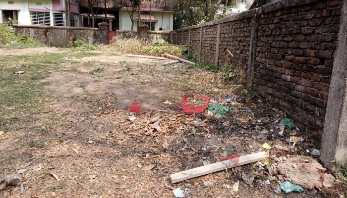 আদালতের রায় অমান্য করে জায়গার সীমানা খুঁটি উপড়ে ফেলার অভিযোগ