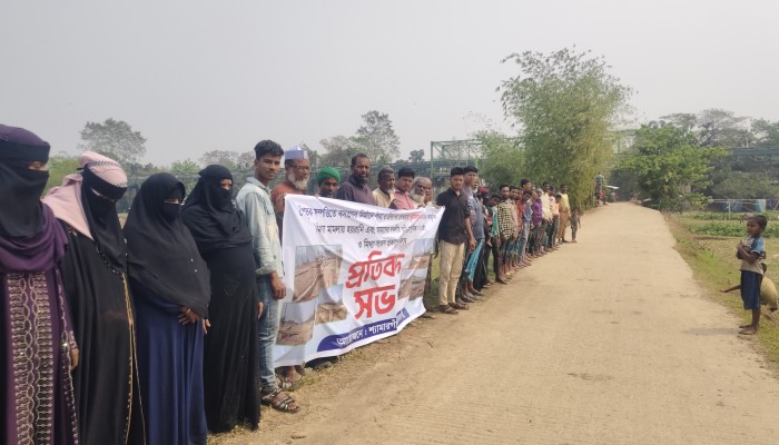 দোয়ারাবাজারে বসতঘর নির্মাণে বাধা ও হয়রানি বন্ধের দাবিতে মানববন্ধন
