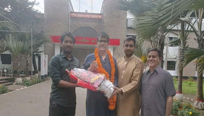 সাংবাদিক আনিস আলমগীর কারামুক্ত
