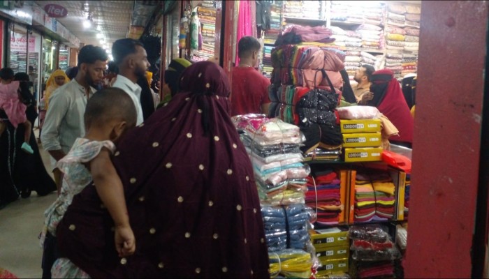 জমে উঠেছে ঈদ বাজার