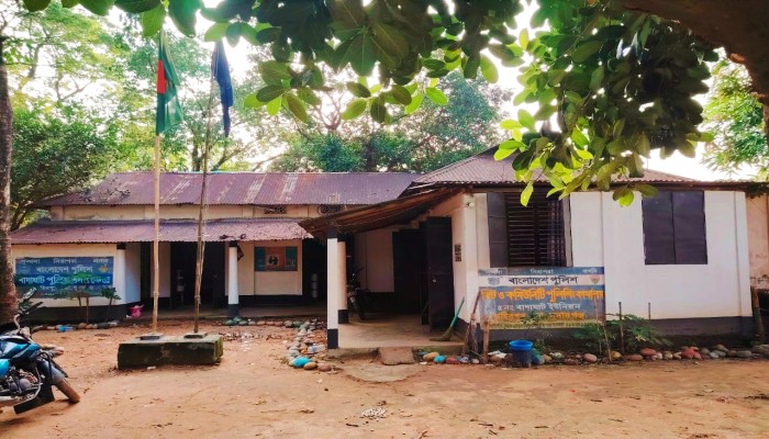 জরাজীর্ণ টিনশেড ঘরে চলছে বাদাঘাট পুলিশ তদন্তকেন্দ্রের কার্যক্রম
