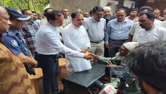 নিহতদের পরিবারের পাশে প্রধানমন্ত্রীর প্রতিনিধি দল, আর্থিক অনুদান প্রদান