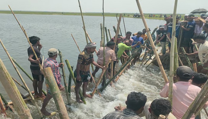 পানির তোড়ে ভেঙে যাওয়া বাঁধ রক্ষা করলেন হাজারো কৃষক