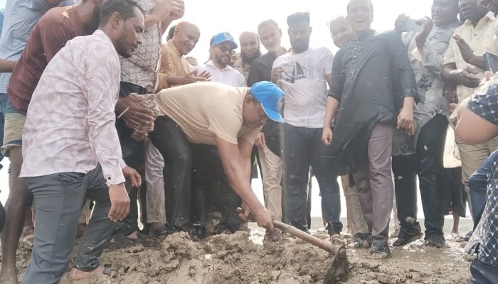 শান্তিগঞ্জে বাঁধ কেটে জলাবদ্ধতা নিরসনের উদ্যোগ, স্বস্তিতে কৃষক