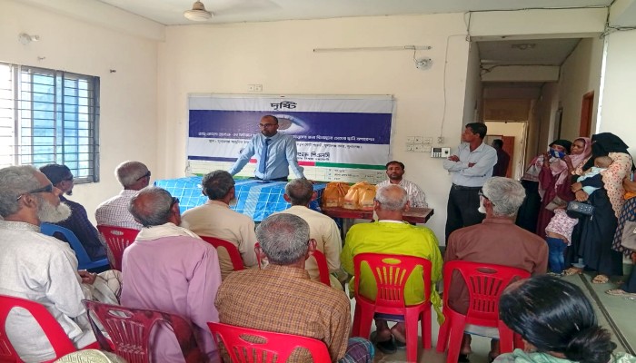 ডাচ্-বাংলা ব্যাংকের অর্থায়নে দরিদ্র রোগীদের চোখের ছানি অপারেশন