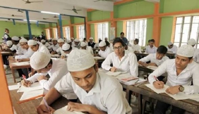 পরীক্ষা চলাকালীন কেন্দ্রের বাইরে থাকার অভিযোগ কেন্দ্রসচিবের বিরুদ্ধে