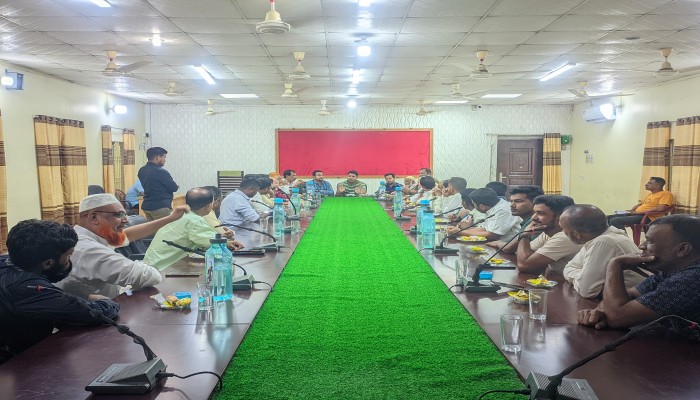 তেল সংকট নিরসনে ডিলারদের নিয়ে প্রশাসনের মতবিনিময়