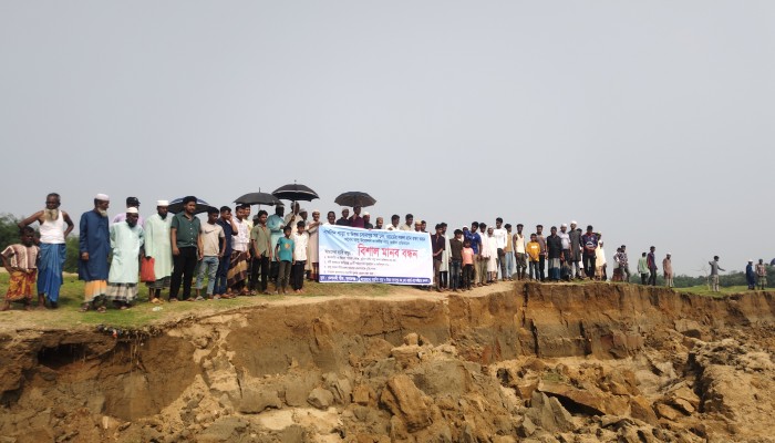 সোনালী চেলা নদীর পাড় কেটে বালু উত্তোলন : বিলুপ্তির পথে ৬ গ্রাম