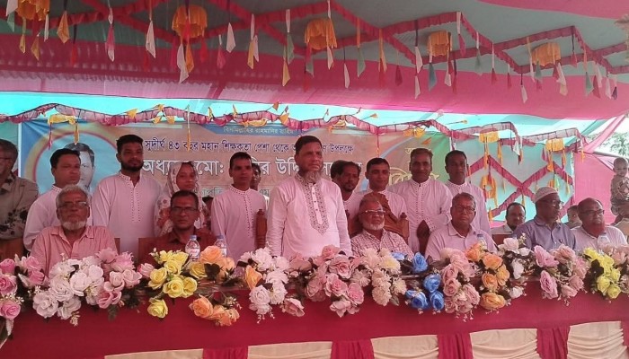 ৪৩ বছরের কর্মজীবন শেষে রাজকীয় বিদায় পেলেন অধ্যক্ষ নাসির উদ্দিন