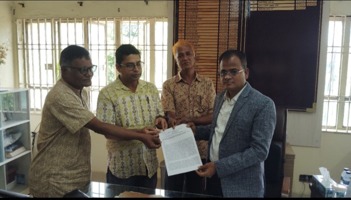 ক্ষতিগ্রস্ত কৃষকদের বছরব্যাপী সহায়তাসহ ১৪ দফা দাবিতে স্মারকলিপি