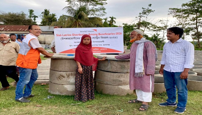 ওয়ার্ল্ড ভিশনের ১১৮টি ঘরসহ স্ল্যাব-ল্যাট্রিন বিতরণ