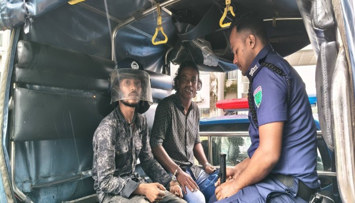 ছদ্মবেশে পুলিশের অভিযান : সদর হাসপাতাল থেকে দুই মাদক ব্যবসায়ী আটক