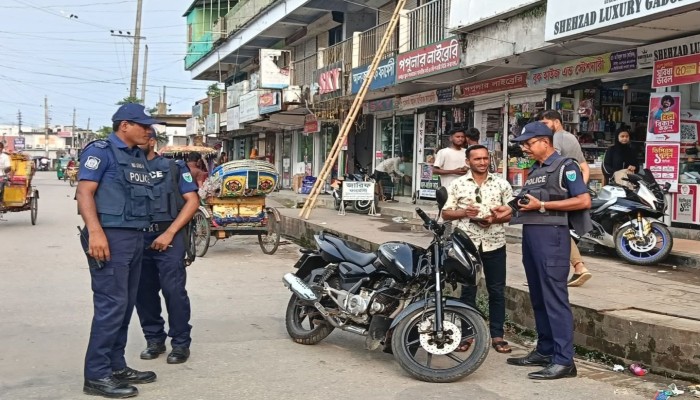 ট্রাফিক ও থানা পুলিশের যৌথ অভিযান শহরে বিশেষ চেকপোস্ট, মামলা ও জরিমানা