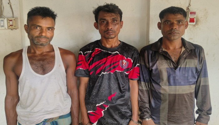 তিন মাদক ব্যবসায়ী আটক করে পুলিশে দিল গ্রামবাসী