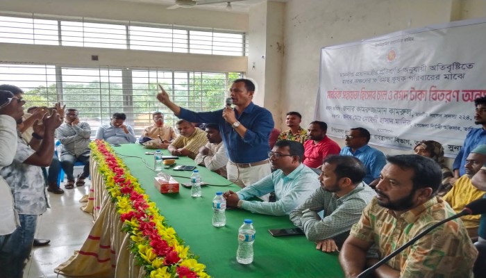 তাহিরপুরে ক্ষতিগ্রস্ত কৃষকদের মানবিক সহায়তার নগদ টাকা ও চাল বিতরণ