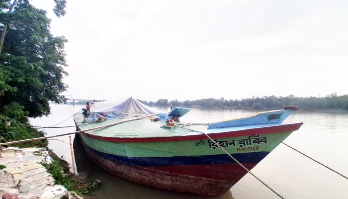 তিন মাস ধরে নৌকায় পড়ে আছে ৫০০ টন সার