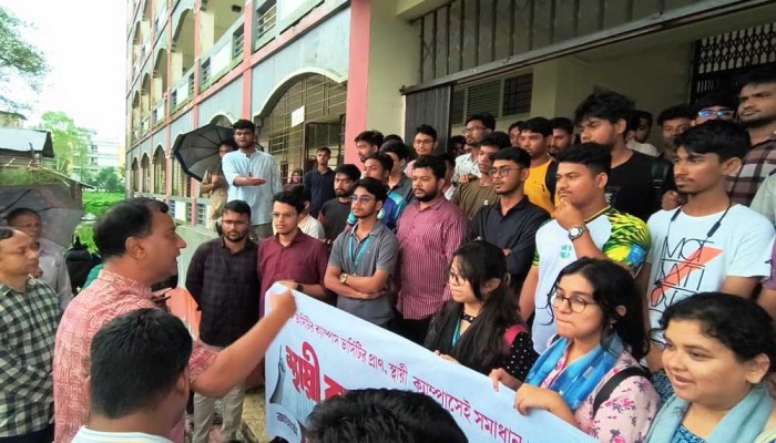 সুবিপ্রবি’র স্থায়ী ক্যাম্পাসের দাবিতে শিক্ষার্থীদের ক্লাস বর্জন, বিক্ষোভ ও লাগাতার আন্দোলনের হুঁশিয়ারি