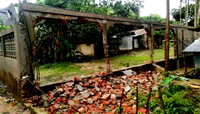 জগন্নাথপুরে বাড়ির সীমানা দেয়াল ভাঙচুরের ঘটনায় উত্তেজনা