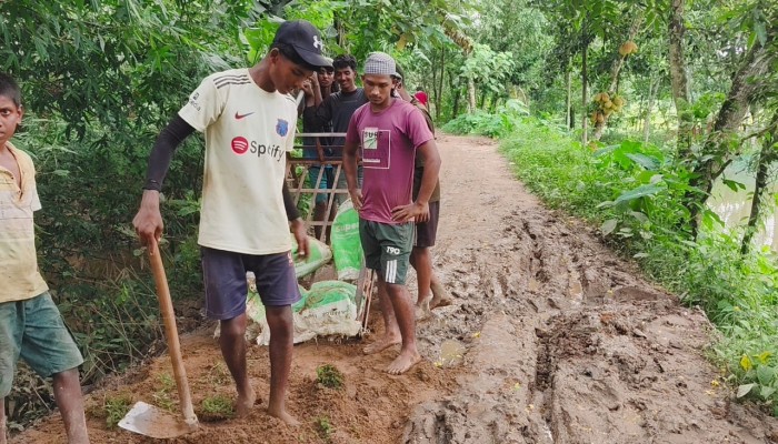 হাঁটু সমান কাদা, চলাচলে চরম দুর্ভোগ : পশ্চিম টিলাগাঁও সড়ক সংস্কারের দাবি