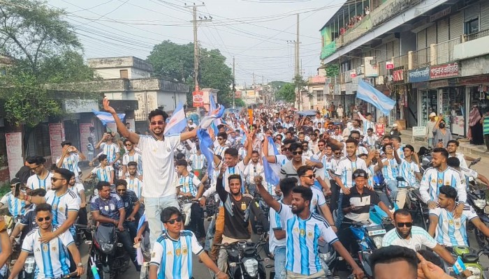 বিশ্বকাপের উন্মাদনায় আর্জেন্টাইন সমর্থকদের আনন্দ মিছিল ও মোটরসাইকেল শোভাযাত্রা