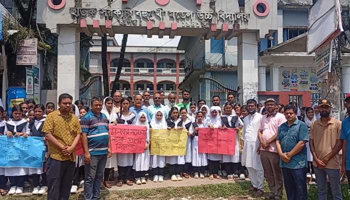 সড়ক দুর্ঘটনায় শিক্ষার্থী আহত, প্রতিবাদে মানববন্ধন