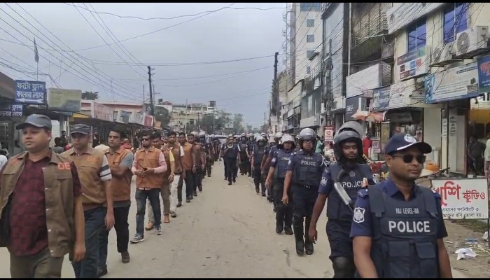 সতর্ক অবস্থানে আইনশৃঙ্খলা বাহিনী