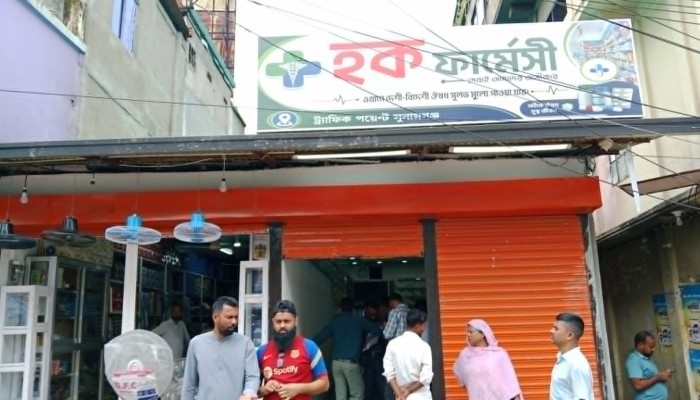 শহরের প্রাণকেন্দ্রে হক ফার্মেসি ও পপুলার ইলেক্ট্রনিক্সে চুরি