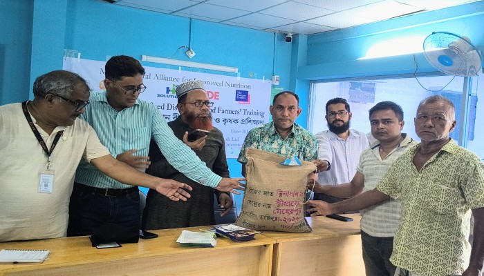 ১০০ কৃষকের মাঝে জিংকসমৃদ্ধ ধানের বীজ বিতরণ