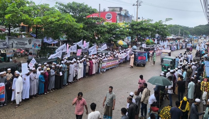 জাউয়াবাজারে উলামা ঐক্য পরিষদের মানববন্ধন