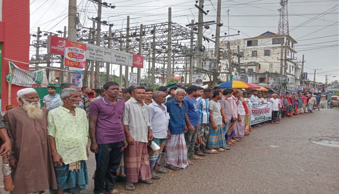সহায়তা তালিকায় অনিয়মের প্রতিবাদে কৃষকদের মানববন্ধন