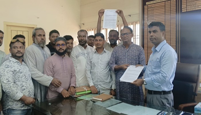 জেলা প্রশাসকের কাছে স্মারকলিপি নৌপথে টোল নৈরাজ্য বন্ধের দাবি