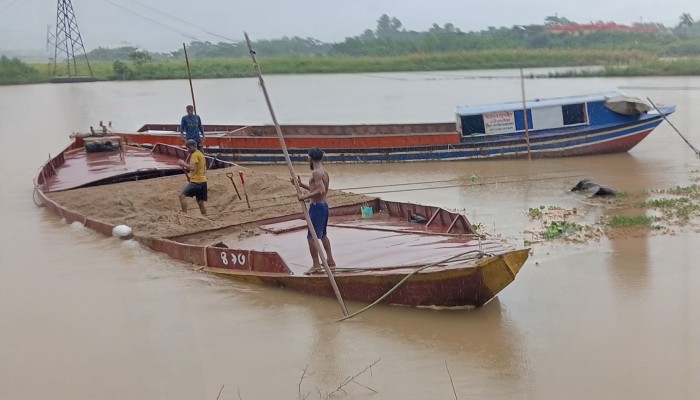 পুকুর ও কৃষিজমি থেকে কোটি টাকার বালু লুট