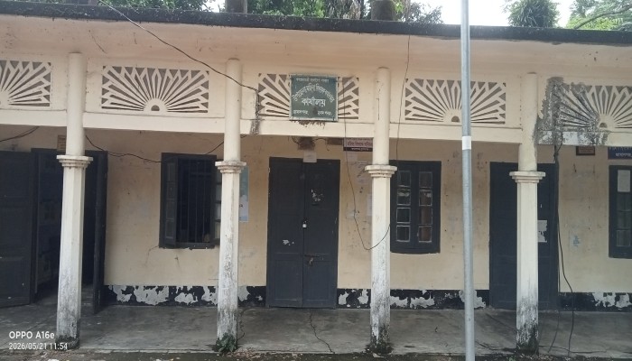 দীর্ঘদিন তালাবদ্ধ অফিস, দেখা নেই কর্মকর্তা-কর্মচারীর